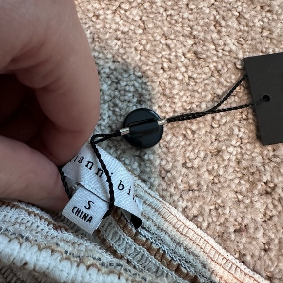 Gianni Bini NWT striped puffy sleeve blouse - Picture 7 of 7